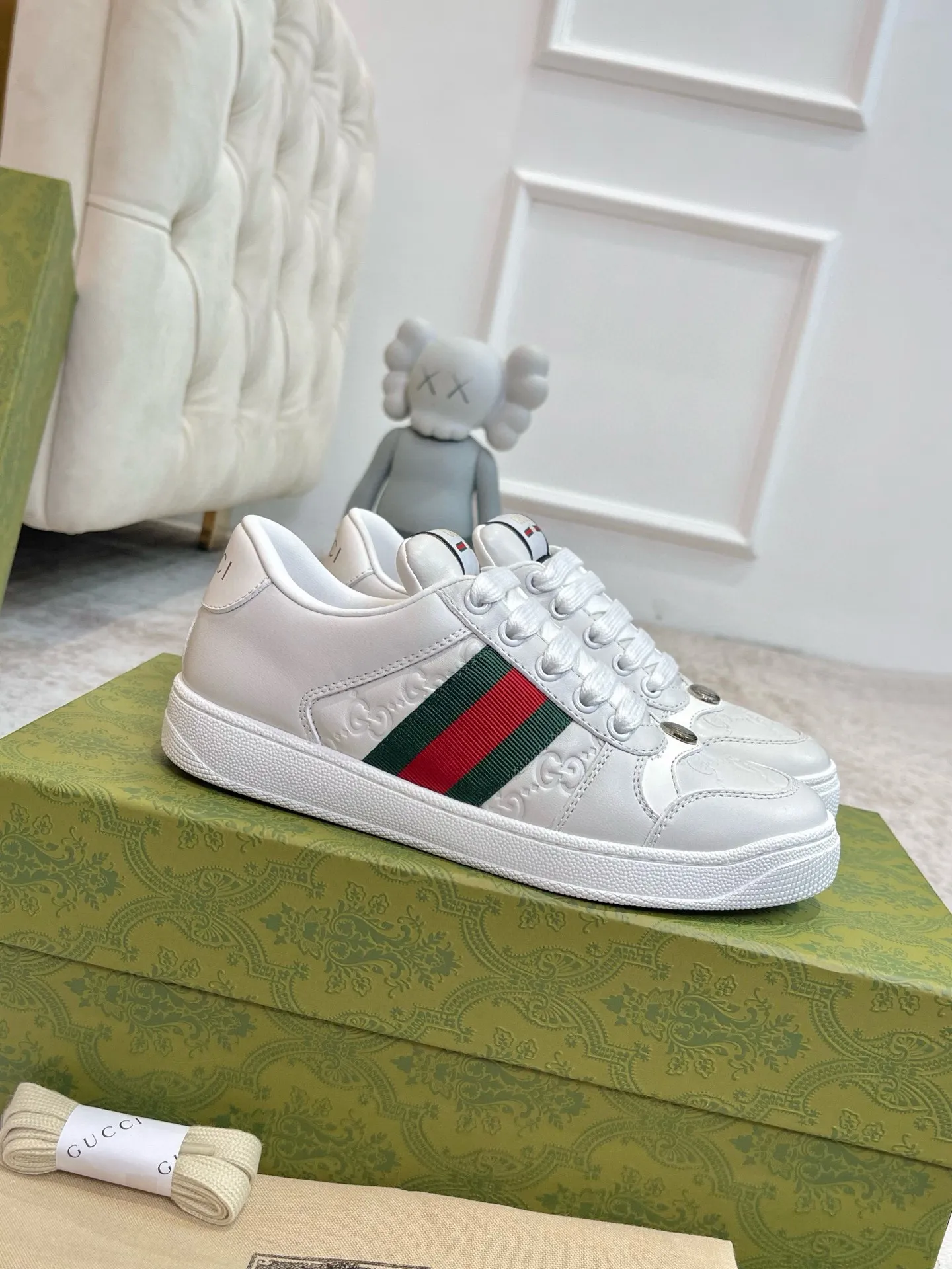 Ex-factory price: 540💰 GUCCI Gucci's newly upgraded back cover lining, top-notch old dirty shoes, classic casual sports shoes for couples, retro sneakers and old G family dirty shoes, updated at the counter simultaneously! ①The shoe upper has the same water-based edge coating process as the original version⚠️The ordinary oil edges on the market have a strong glue feel and are easy to fall off! Grade A first-layer nubuck leather (with pores)/matching computer embroidered double G cloth, high-density terry velvet lining. ② A PVC transparent small round mark sealing line is added to the details of the midsole. The mold is opened six times and the jewelry craftsmanship is used to customize the two-color double G buckle, striving to be the same as the original version. A pair of buttons is more than three times more expensive than ordinary buckles on the market. ③An old two-color washable label, the chip is placed on the outer waist of the right foot, the entire shoe is completely hollowed out with rubber technology, TUP material (rubber to distinguish the market) with the latest green packaging from the counter, 3D printed handbag, and a pair of shoelaces. There is no pressure when entering and exiting the counter. You can buy a 1:1 accurate replica of the original version and modify and upgrade it repeatedly. The details are perfectly restored, the materials are all customized, and they are truly top-notch. Please look at the details clearly to identify the quality. Upper: First-layer frosted cowhide/embroidered double G cloth. Lining: original high-density velvet lining. Foot pads: original pearlescent sheepskin. Outsole: private molded vacuum TPU material. Packaging: original top-grade full set packaging at the counter. Shoe size: women's size 35-40, men's size 39-44 (men's size 38, 45🉑️customized, non-returnable)